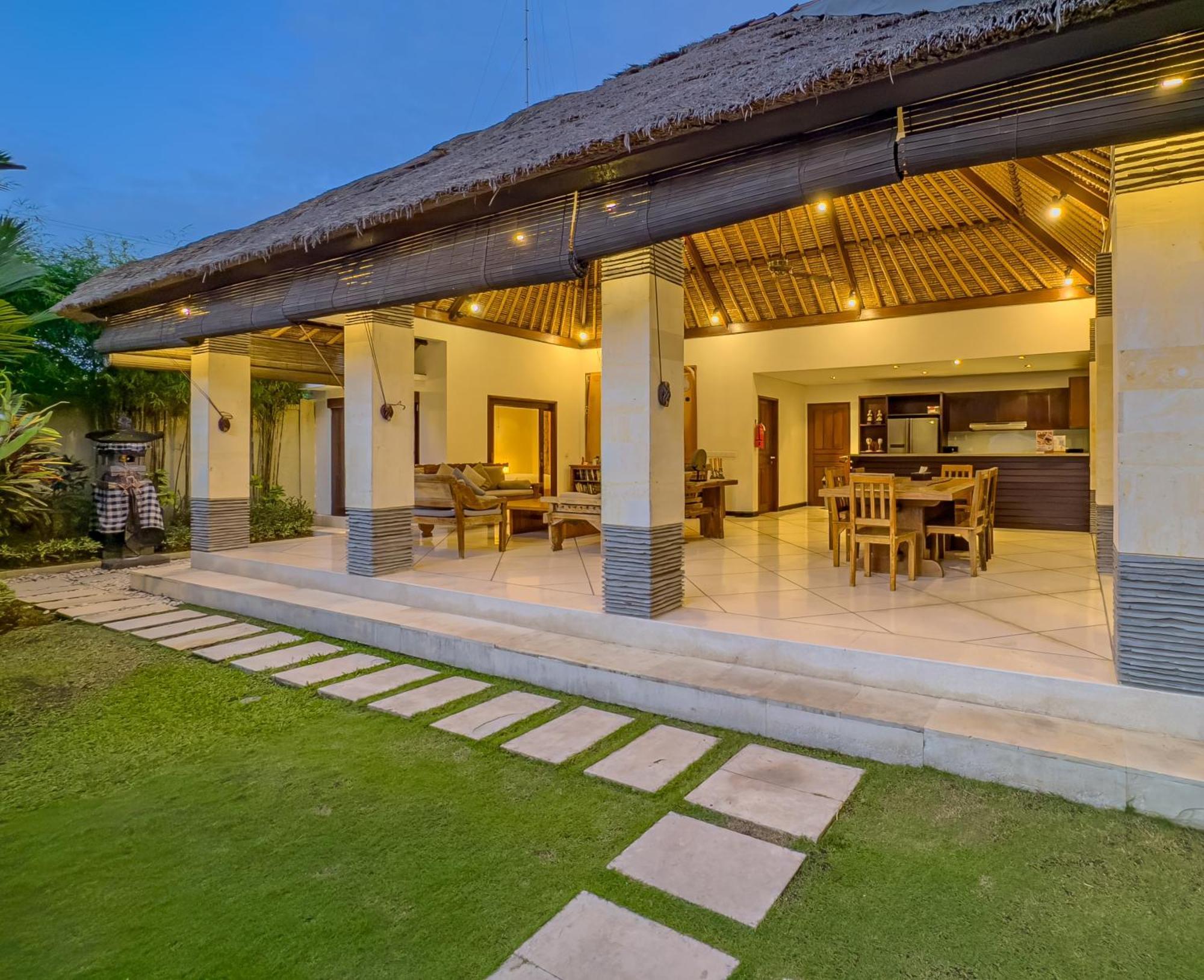 Villa Bugis Drupadi Seminyak Номер фото